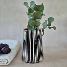 Load image into Gallery viewer, Vase Vulkan medium gestreift schwarz