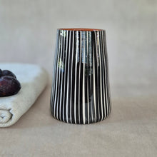 Load image into Gallery viewer, Vase Vulkan medium gestreift schwarz
