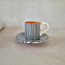 Load image into Gallery viewer, Kleiner Teller gestreift schwarz