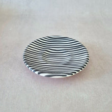 Load image into Gallery viewer, Kleiner Teller gestreift schwarz