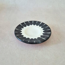 Load image into Gallery viewer, Kleiner Teller Säulen schwarz