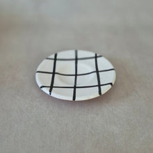 Load image into Gallery viewer, Kleiner Teller kariert schwarz