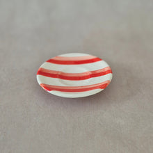 Load image into Gallery viewer, Kleiner Teller zweifarbig gestreift rot