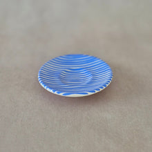 Load image into Gallery viewer, Kleiner Teller gestreift blau