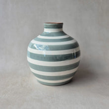 Lade das Bild in den Galerie-Viewer, Runde Vase geringelt eukalyptus