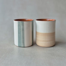 Load image into Gallery viewer, Kaffeebecher zweifarbig gestreift eukalyptus