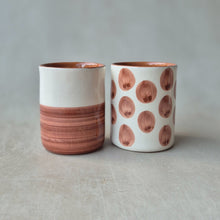 Load image into Gallery viewer, Kaffeebecher Punkte zwiebel