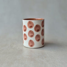 Load image into Gallery viewer, Kaffeebecher Punkte zwiebel