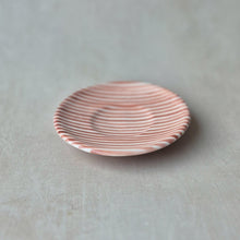 Load image into Gallery viewer, Kleiner Teller gestreift zwiebel