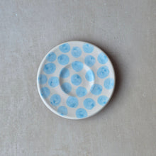 Load image into Gallery viewer, Kleiner Teller Punkte babyblau