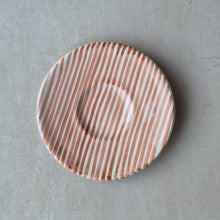 Load image into Gallery viewer, Kleiner Teller gestreift zwiebel