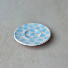 Load image into Gallery viewer, Kleiner Teller Punkte babyblau