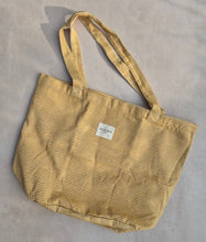 Load image into Gallery viewer, Grosse Tasche aus softem Cord mustard
