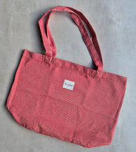 Lade das Bild in den Galerie-Viewer, Grosse Tasche aus softem Cord poppy