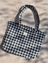 Load image into Gallery viewer, Grosse Tasche aus bedrucktem Leinen check schwarz