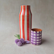 Load image into Gallery viewer, Kaffeebecher breit kariert lila