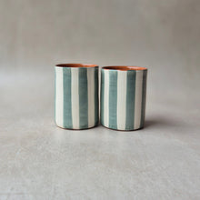 Load image into Gallery viewer, Kaffeebecher breit gestreift eukalyptus