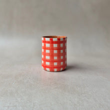 Load image into Gallery viewer, Kaffeebecher breit kariert rot