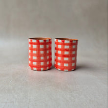 Load image into Gallery viewer, Kaffeebecher breit kariert rot