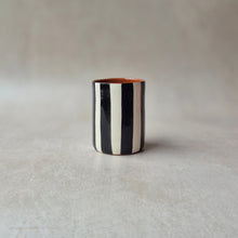 Charger l'image dans la galerie, Kaffeebecher breit gestreift schwarz