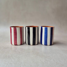 Charger l'image dans la galerie, Kaffeebecher breit gestreift schwarz