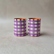 Load image into Gallery viewer, Kaffeebecher breit kariert lila