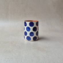 Load image into Gallery viewer, Kaffeebecher Punkte marineblau
