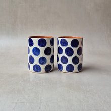 Load image into Gallery viewer, Kaffeebecher Punkte marineblau
