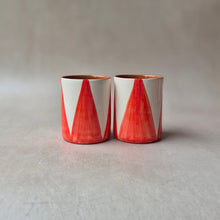 Load image into Gallery viewer, Kaffeebecher Dreiecke rot