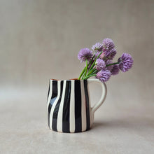 Load image into Gallery viewer, Mini-Krug breit gestreift schwarz