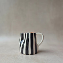 Load image into Gallery viewer, Mini-Krug breit gestreift schwarz