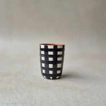 Load image into Gallery viewer, Espressobecher breit kariert schwarz