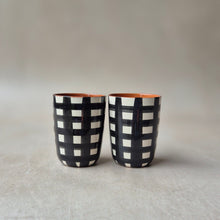 Load image into Gallery viewer, Espressobecher breit kariert schwarz