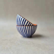 Load image into Gallery viewer, Tapasbowl gestreift marineblau