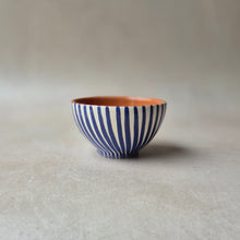 Load image into Gallery viewer, Tapasbowl gestreift marineblau