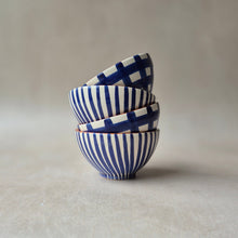 Load image into Gallery viewer, Tapasbowl breit kariert marineblau