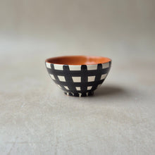 Load image into Gallery viewer, Tapasbowl breit kariert schwarz