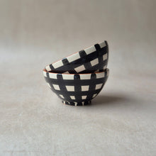 Load image into Gallery viewer, Tapasbowl breit kariert schwarz