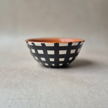 Load image into Gallery viewer, Müslischüssel breit kariert schwarz