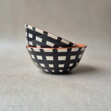 Load image into Gallery viewer, Müslischüssel breit kariert schwarz
