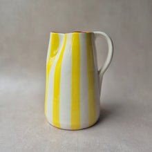 Load image into Gallery viewer, Maxi-Krug 1.5 l breit gestreift zitrone