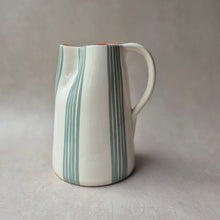 Load image into Gallery viewer, Maxi-Krug 1.5 l gruppiert gestreift eukalyptus