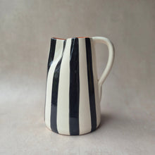 Load image into Gallery viewer, Maxi-Krug 1.5 l breit gestreift schwarz