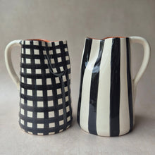 Load image into Gallery viewer, Maxi-Krug 1.5 l breit gestreift schwarz