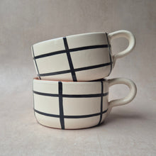 Load image into Gallery viewer, Tasse breit kariert schwarz