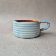 Load image into Gallery viewer, Tasse breit geringelt babyblau