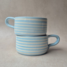 Load image into Gallery viewer, Tasse breit geringelt babyblau