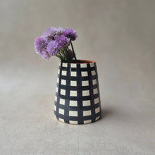 Load image into Gallery viewer, Vase Vulkan klein breit kariert schwarz