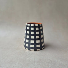 Load image into Gallery viewer, Vase Vulkan klein breit kariert schwarz