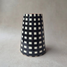 Load image into Gallery viewer, Vase Vulkan gross breit kariert schwarz